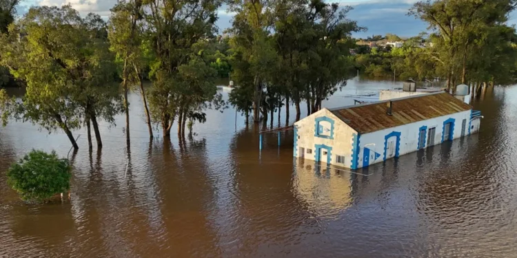 Casa inundada por la crecida del río Paraná en Argentina ante la llegada del fenómeno El Niño.