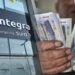 Fachada de AFP Integra y persona contando billetes en soles para nota sobre proyecto de retiro de fondos.