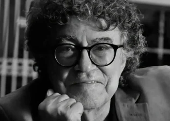Retrato en blanco y negro del fallecido cantautor Piero, intérprete de la histórica canción "Mi viejo".
