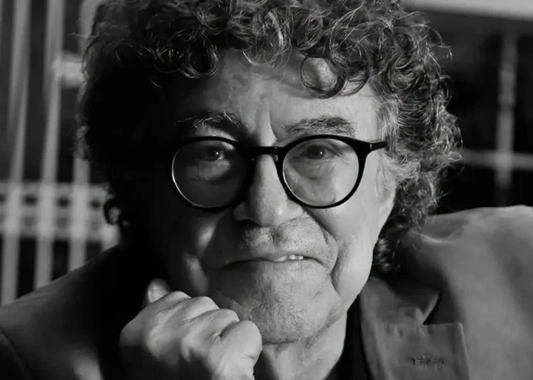 Retrato en blanco y negro del fallecido cantautor Piero, intérprete de la histórica canción "Mi viejo".