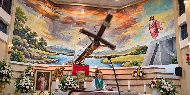 Momento en que una cruz gigante se desploma sobre un sacerdote durante una misa en Ecuador.