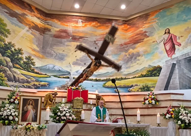 Momento en que una cruz gigante se desploma sobre un sacerdote durante una misa en Ecuador.