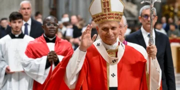 Papa León XIV con vestimentas litúrgicas antes de su intervención quirúrgica y visita a Perú.