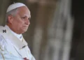 Papa León XIV en vestiduras litúrgicas tras confirmarse análisis de tumor maligno en el pulmón.