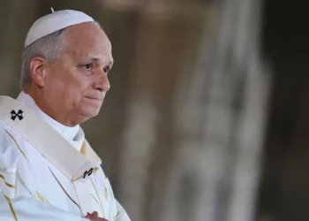Papa León XIV en vestiduras litúrgicas tras confirmarse análisis de tumor maligno en el pulmón.