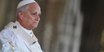 Papa León XIV en vestiduras litúrgicas tras confirmarse análisis de tumor maligno en el pulmón.