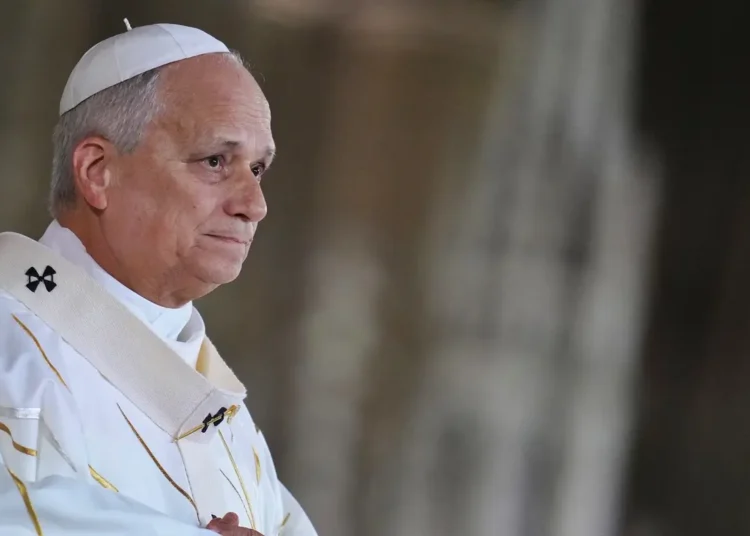 Papa León XIV en vestiduras litúrgicas tras confirmarse análisis de tumor maligno en el pulmón.