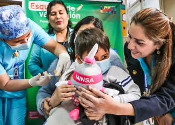 Personal de salud aplicando una vacuna a un niño durante una campaña nacional del Minsa en el Perú