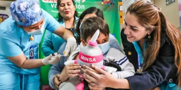 Personal de salud aplicando una vacuna a un niño durante una campaña nacional del Minsa en el Perú